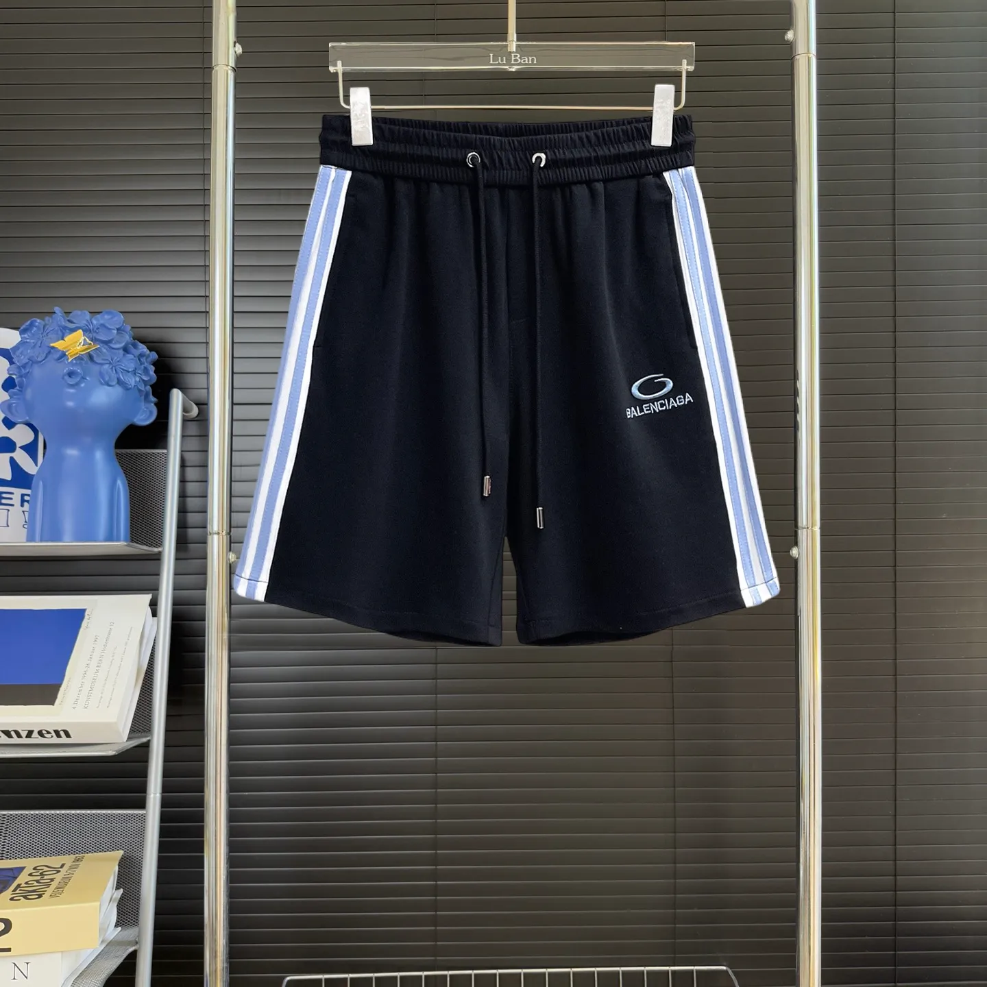 Balenciaga's three-standard complete 2026 summer New Arrival men's casual shorts, advanced custom-made Breathable fabric, Breathable fabric, extremely stretchy and comfortable, impeccable details, top-grade accessories, original logo design concept, delicate and soft feel! The upper body fit is awesome! Size: M-XXXL Please state your height and weight when ordering
